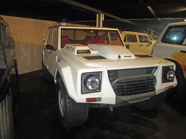 Sheikh Hamad Bin Hamdan Al Nahyan cũng đã nhanh tay “tậu” về cho riêng mình một chiếc Lamborghini LM002 vào loại cực hiếm với nội thất cực kỳ sang trọng: ghế ngồi bọc da, ốp gỗ, có tivi, màn hình LCD, đầu CD-DVD, cửa nóc điều khiển điện…